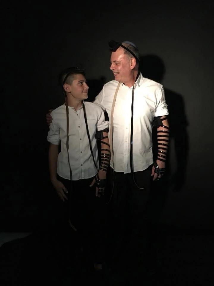 מייסד קייטרינג תמרים ומגשי אירוח ראובן גד בעליה לתורה עם בנו