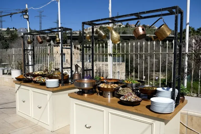 מגשי אירוח לאירועים משפחתיים בשולחן הגשה חגיגי