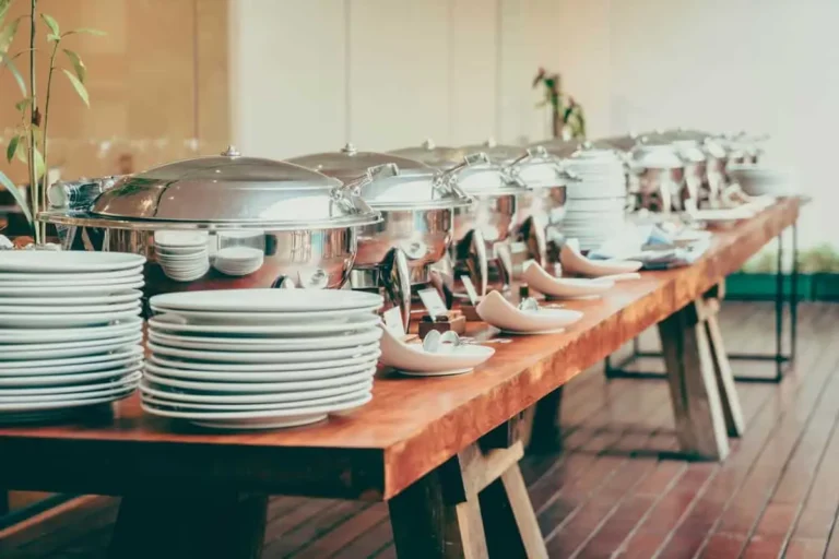 מגשי אירוח למשרד בפגישה עסקית או אירוע חברה