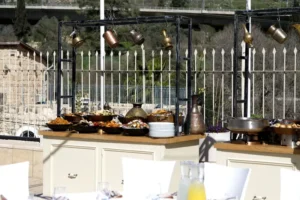 מחיר מגשי אירוח לאירוע לפי סוג ההגשה והיקף האירוח