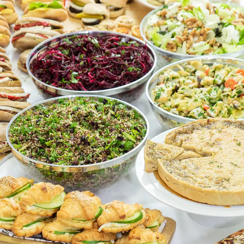 מגשי אירוח ליום הולדת עם סלטים, קישים וכריכונים קייטרינג תמרים