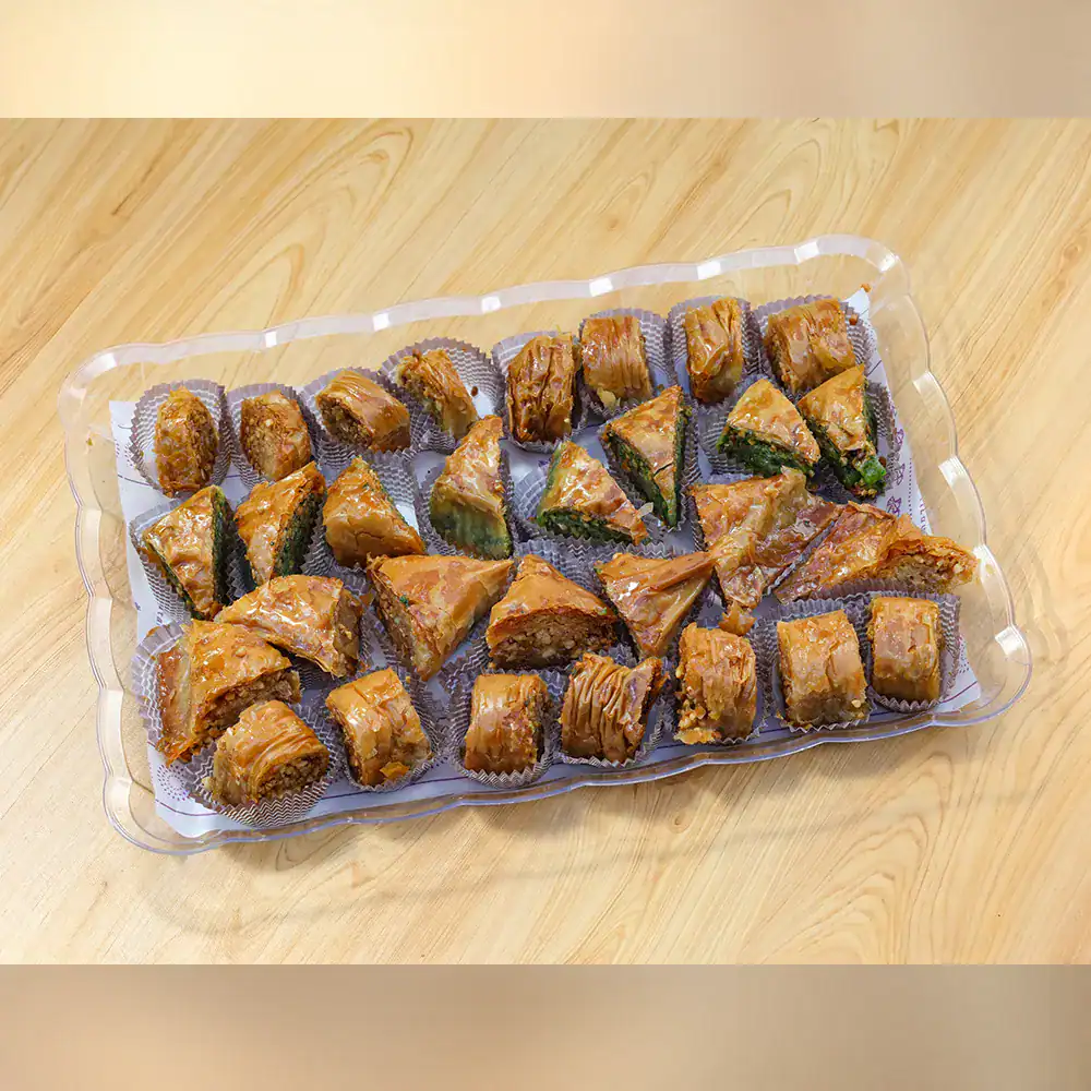 פטיפור בקלוואה טבעוני במגש קינוחים